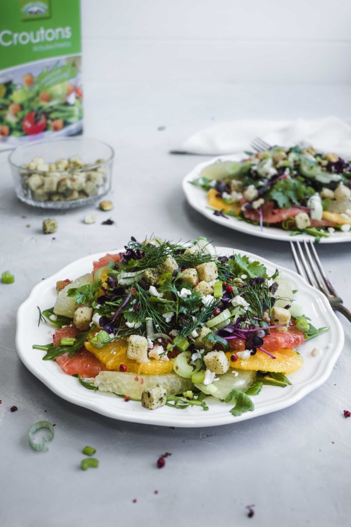 Zitrussalat mit Kräuter und Croutons - Flowers in the Salad